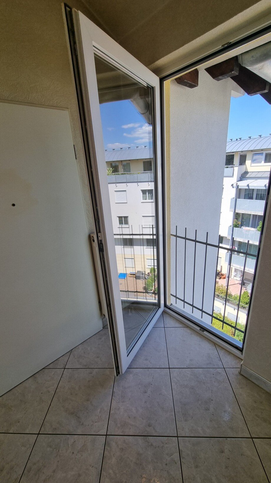 Glast�r zum Innenhof Etagenwohnung Bremen