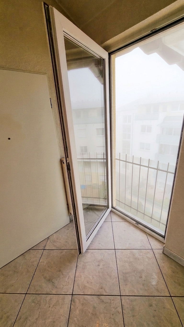 Glast�r zum Innenhof - KI-generiert Etagenwohnung Bremen