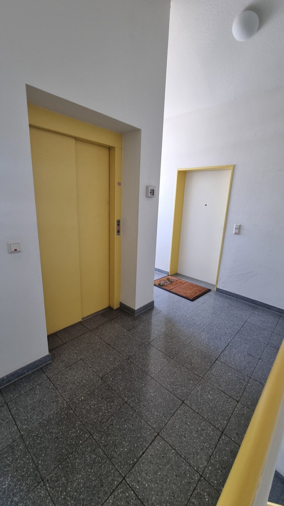 aus dem Fahrstuhl zur Wohnungst�r Etagenwohnung Bremen
